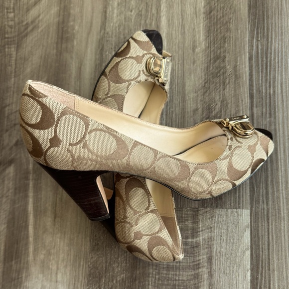 Coach Shoes - 🤎😍COACH Shabby Chic Heels